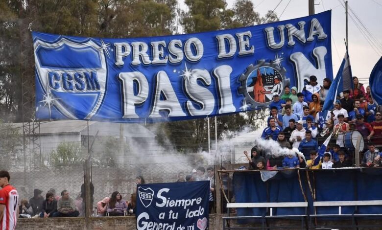 La hinchada de San Martín despliega sus banderas ratificando su fervor y sentido de pertenencia, en unos de sus últimos matchs disputados bajo la órbita de la Liga Sampedrina. Foto: Redes oficiales del Club General San Martín de Pérez Millán
