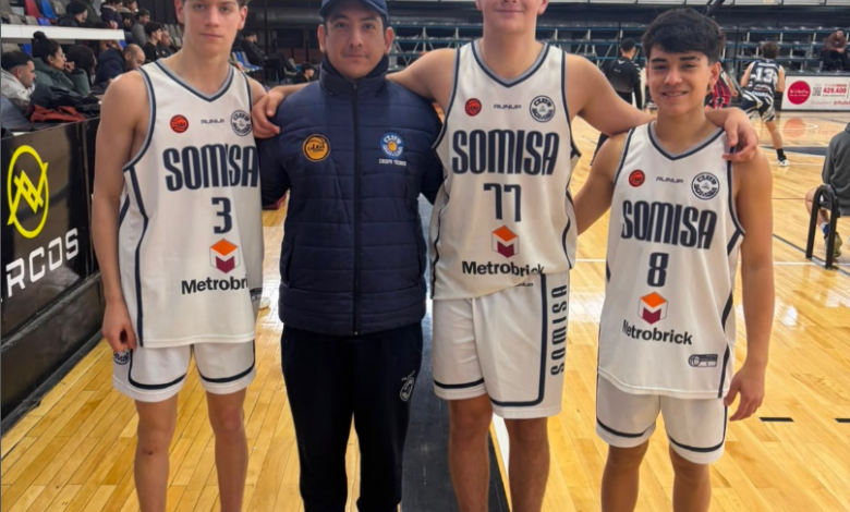 Jaime Díaz, Bruno Páez y Blas Pagliero, bajo la dirección técnica de Exequiel “El Turro” Magallanes, lograron el pasaje a la fase Nacional del 3x3. Foto: Somisa básquet.