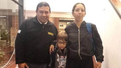 Cristian Salteño junto a María y el pequeño Abraham tras la restitución del teléfono en el edificio histórico. Foto: Madre del pequeño.