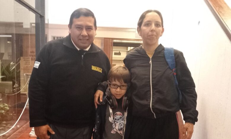 Cristian Salteño junto a María y el pequeño Abraham tras la restitución del teléfono en el edificio histórico. Foto: Madre del pequeño.