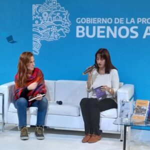 En su libro también aparecen personas y situaciones inspiradas en la realidad, aunque aclara que los lugares no hacen referencia directa a espacios reconocibles de la ciudad.