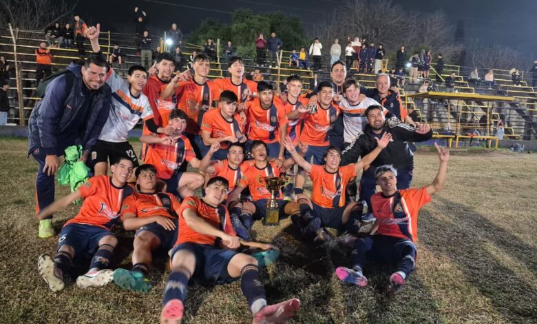 El Náutico coronó una gran campaña en la que finalizó segundo en la tabla general y eliminó a 12 de Octubre y Paraná en su camino a la final. Foto: Regatas fútbol.