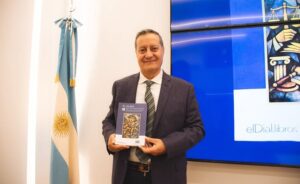 El Dr. Ricardo Primo junto a su libro “El alma de la abogacía”