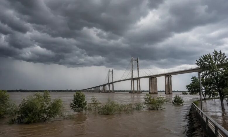 La Prefectura Naval Argentina realiza el monitoreo diario del Río Paraná ante las alertas de crecidas históricas en las cuencas superiores. Foto: Política ambiental.