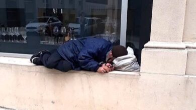 La imagen de personas pernoctando a la intemperie refleja la crisis de una región que encabeza los índices de desocupación a nivel nacional. Foto: Programa Radial El Faro.