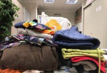 Camperas, buzos, frazadas y calzado forman parte de las donaciones que reciben distintas instituciones de la ciudad.