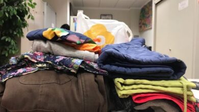 Camperas, buzos, frazadas y calzado forman parte de las donaciones que reciben distintas instituciones de la ciudad.