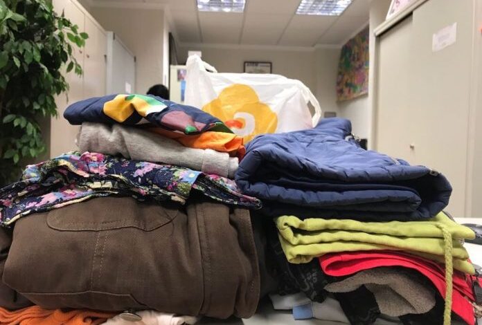 Camperas, buzos, frazadas y calzado forman parte de las donaciones que reciben distintas instituciones de la ciudad.