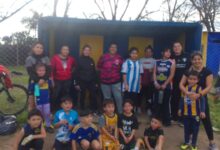 Madres y jugadores de la categoría 2020 de Central Norte posan frente a las instalaciones durante la jornada recreativa. Foto: Central Norte