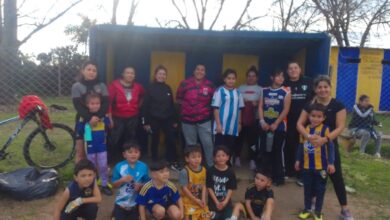 Madres y jugadores de la categoría 2020 de Central Norte posan frente a las instalaciones durante la jornada recreativa. Foto: Central Norte