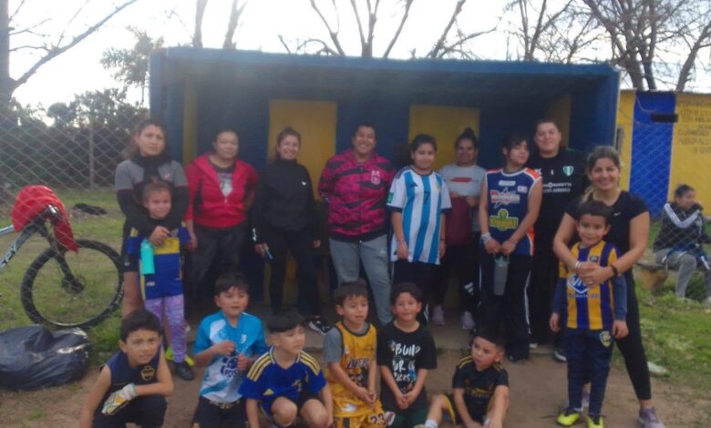Madres y jugadores de la categoría 2020 de Central Norte posan frente a las instalaciones durante la jornada recreativa. Foto: Central Norte