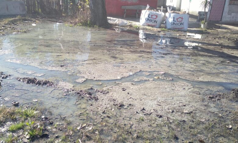 Las calles del barrio San Jorge se ven afectadas por la acumulación de efluentes que generan fuertes olores e impiden el tránsito peatonal. Fotos: vecinos del Barrio.