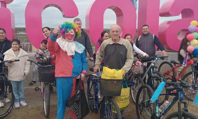 Niños y adultos compartieron una tarde de esparcimiento al aire libre, uniendo la esquina del Monte con la zona costanera de la ciudad. Foto: Roman Lia
