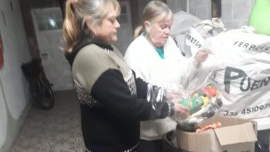 Integrantes de la Unión Vecinal Nicoleña se encuentran trabajando activamente en la clasificación de juguetes y el armado de donaciones para el evento. Fotos: Unión Vecinal Nicoleña.