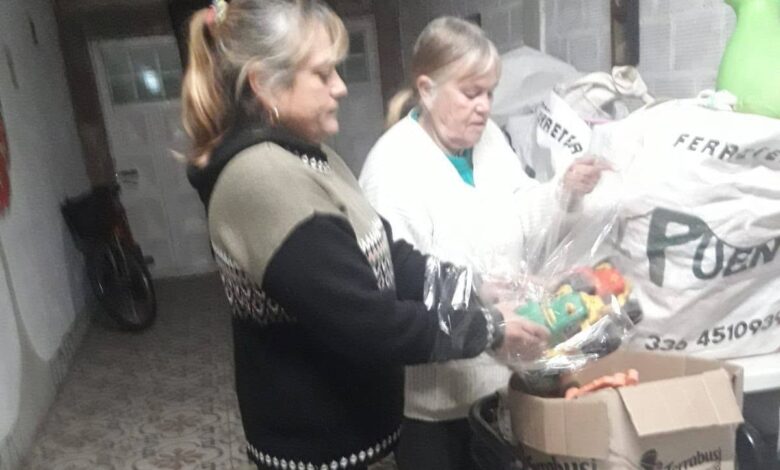 Integrantes de la Unión Vecinal Nicoleña se encuentran trabajando activamente en la clasificación de juguetes y el armado de donaciones para el evento. Fotos: Unión Vecinal Nicoleña.