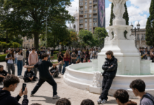 La histórica Plaza Mitre será el escenario donde la juventud nicoleña recreará este fin de semana una de las tendencias más virales de las redes sociales. Foto: Cosa Cierta IA.
