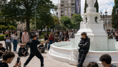 La histórica Plaza Mitre será el escenario donde la juventud nicoleña recreará este fin de semana una de las tendencias más virales de las redes sociales. Foto: Cosa Cierta IA.