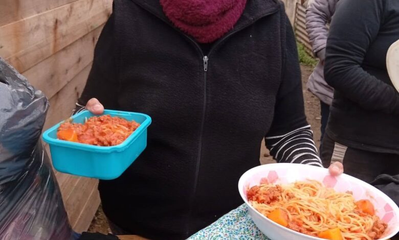 "Corazones Felices" distribuyó raciones de pastas y habilitó un ropero comunitario para las familias que más lo necesitan. Foto: Merendero