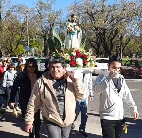 La celebración central reunió a numerosas familias que se acercaron para agradecer y depositar su esperanza en el santo. Fotos: Obispado San Nicolás de los Arroyos