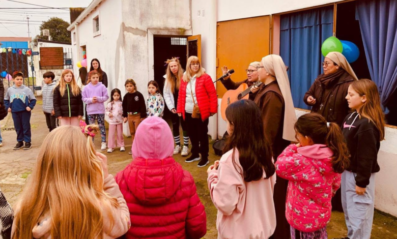 Niños, familias y miembros de la comunidad compartieron una tarde de juegos y cantos al aire libre en el predio vecinal. Fotos: Parroquia De Fátima Diocesis De San Nicolás